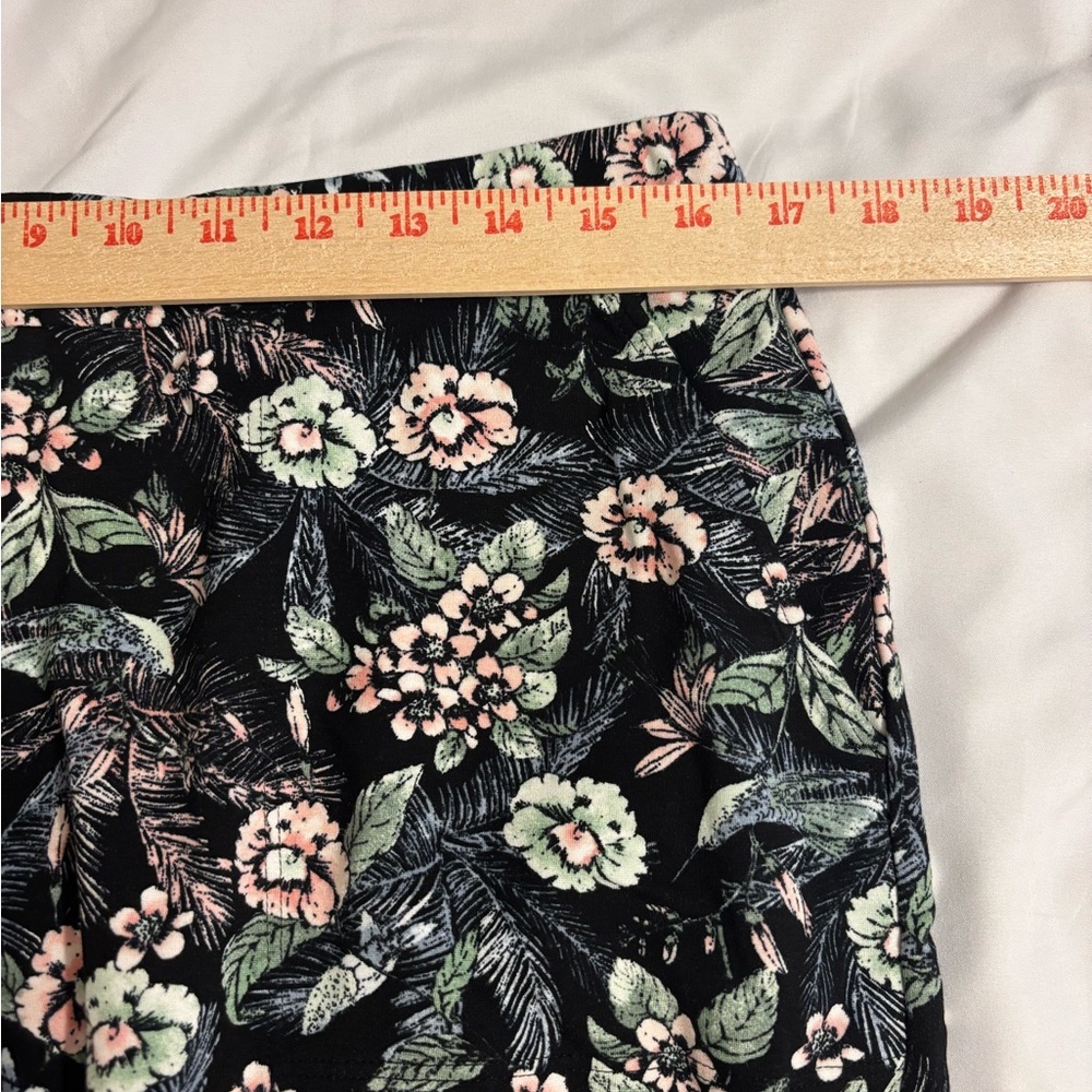 J Jill Wearever Floral Pull On Shorts Medium Stretch Knit Black Pink - Picture 4 of 9